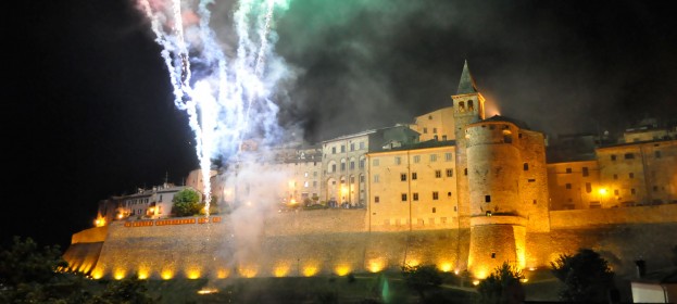 1 GIUGNO – Anghiari spettacolo pirotecnico – 2-3 GIUGNO Arezzo Fiera Antiquariato