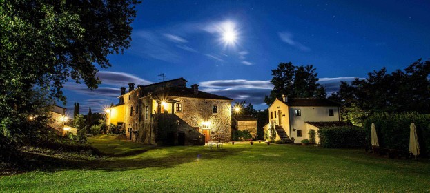 Il Sasso Farmhouse is in Tuscany, at Anghiari, among the tuscan hills of the Tiber Valley